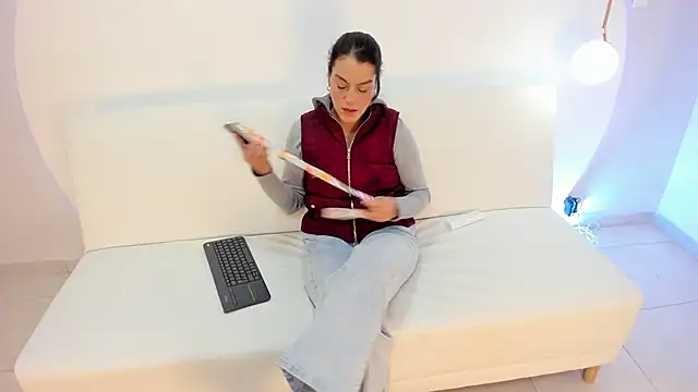 Ada Monroe10 online show from 14, 11, 2025