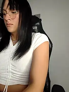 Kiitygirl online show from 8, 11, 2025