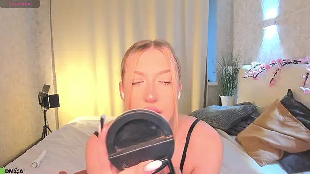 Emma  Leee online show from 8, 5, 2026