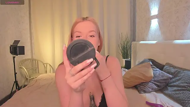 Emma  Leee online show from 25, 3, 2026