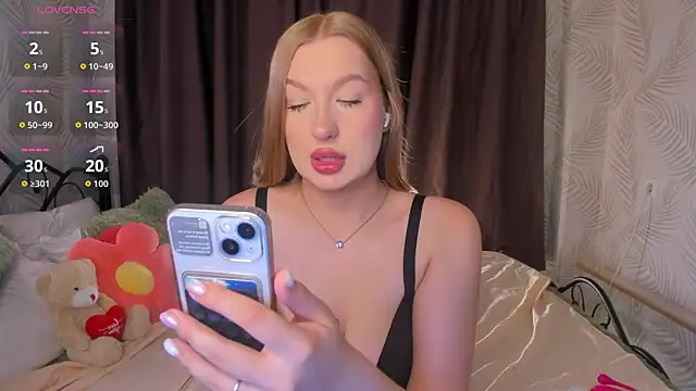 Emma  Leee online show from 25, 9, 2025