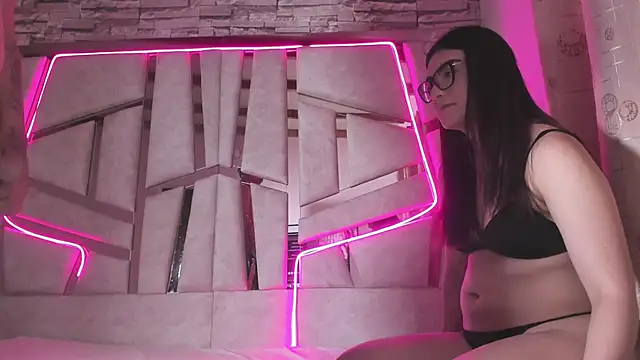 mia and austin online show from 30, 9, 2025