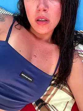 Snapshot of BetinaSoares chatting on 15, 12, 2025 BetinaSoares online show from 15, 12, 2025