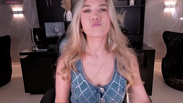Snapshot of RebeccaHudson chatting on 14, 6, 2026 RebeccaHudson online show from 14, 6, 2026