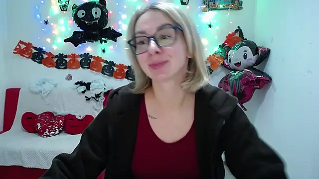 Snapshot of VasilisaSii chatting on 17, 10, 2025 VasilisaSii online show from 17, 10, 2025