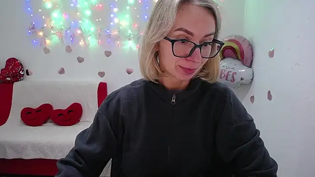 Snapshot of VasilisaSii chatting on 8, 10, 2025 VasilisaSii online show from 8, 10, 2025