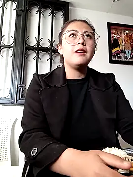 lara moon25 online show from 12, 12, 2024