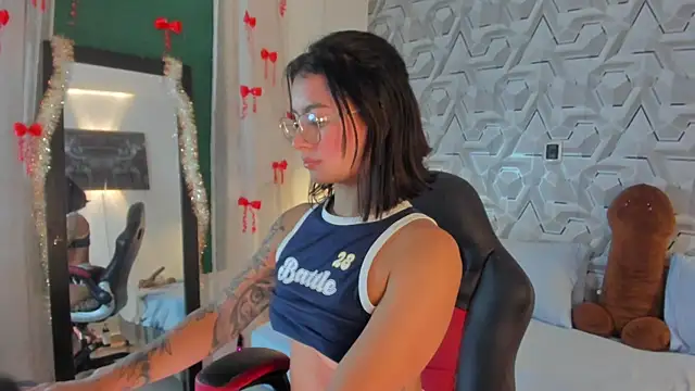 Sophiee Hill online show from 30, 4, 2026