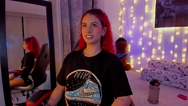 Sophiee Hill online show from 31, 1, 2025