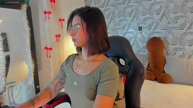 Sophiee Hill online show from 10, 4, 2026