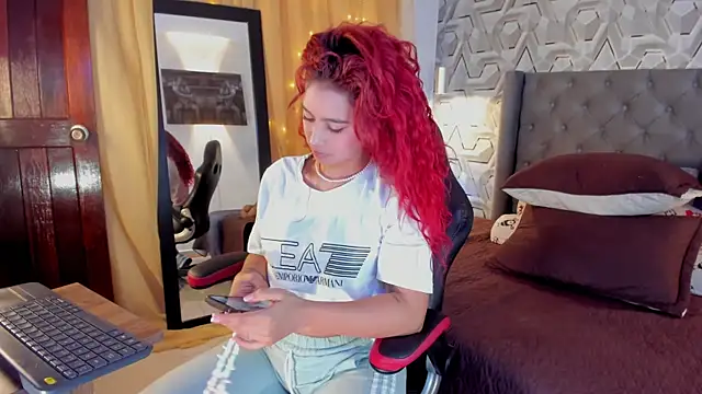 Sophiee Hill online show from 18, 9, 2025