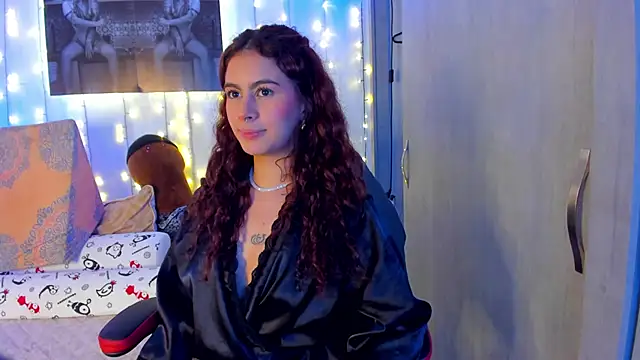 Sophiee Hill online show from 18, 3, 2025