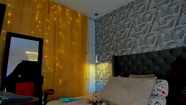 Sophiee Hill online show from 12, 9, 2025