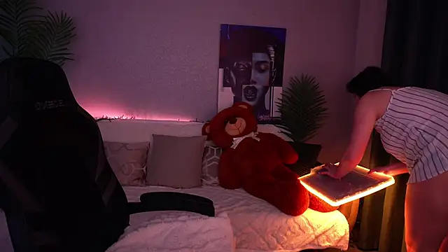 MirandaWong online show from 2, 4, 2026