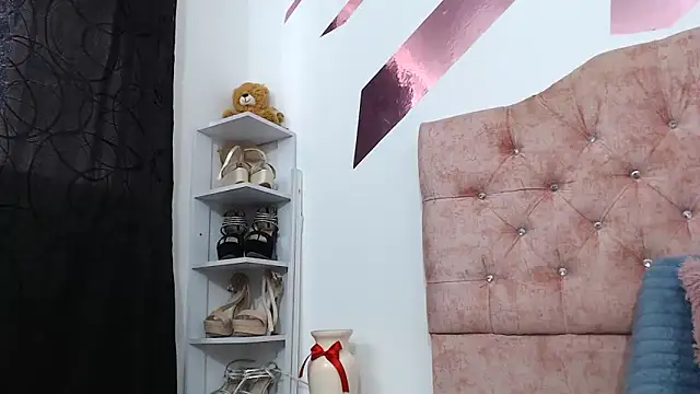 Kitten Hot  online show from 11, 10, 2025