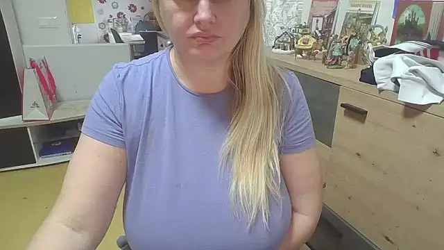 Snapshot of Meliss_Official9 chatting on 15, 12, 2025 Meliss Official9 online show from 15, 12, 2025