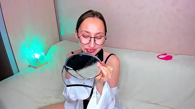 Snapshot of MelodyOfLovee chatting on 20, 11, 2025 MelodyOfLovee online show from 20, 11, 2025