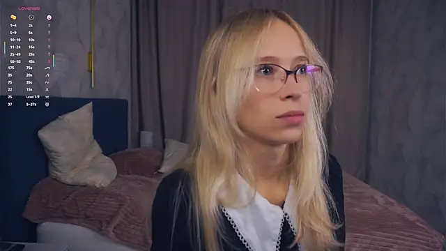 LynetBurby online show from 10, 10, 2025