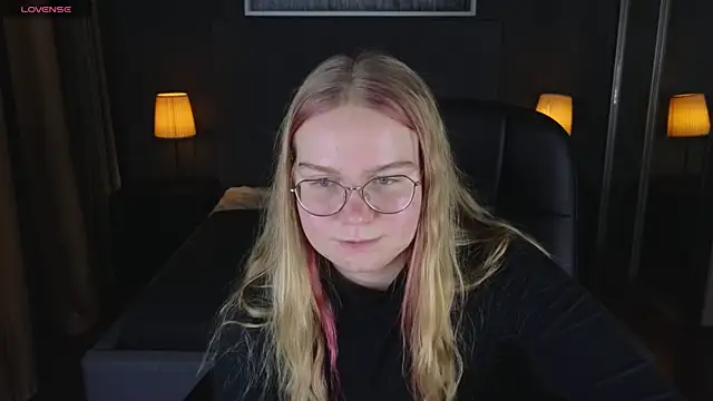 Snapshot of marydoji chatting on 4, 1, 2025 marydoji online show from 4, 1, 2025