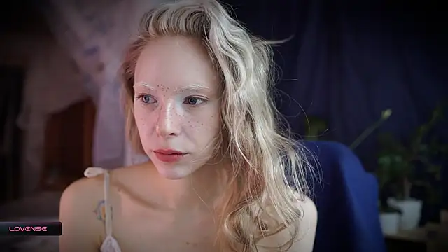 Snapshot of _Phantom_thread_ chatting on 22, 10, 2025 Phantom thread online show from 22, 10, 2025