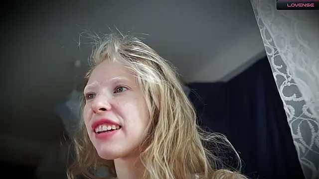 Snapshot of _Phantom_thread_ chatting on 10, 10, 2025 Phantom thread online show from 10, 10, 2025