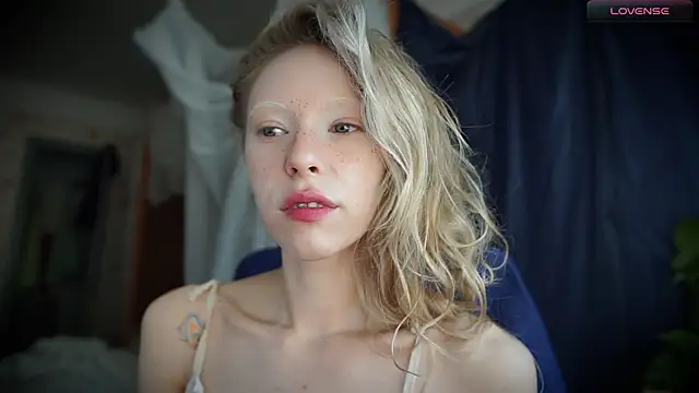 Snapshot of _Phantom_thread_ chatting on 11, 9, 2025 Phantom thread online show from 11, 9, 2025