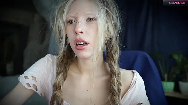 Snapshot of _Phantom_thread_ chatting on 8, 10, 2025 Phantom thread online show from 8, 10, 2025