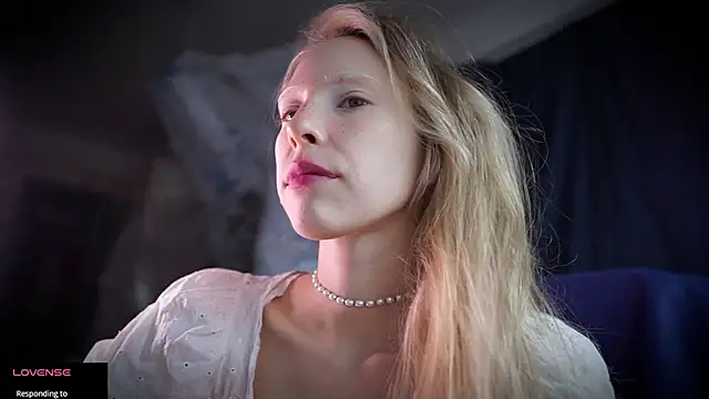 Snapshot of _Phantom_thread_ chatting on 10, 11, 2025 Phantom thread online show from 10, 11, 2025