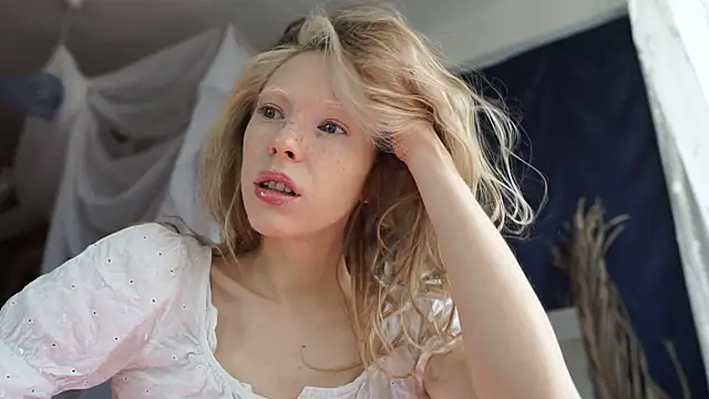 Snapshot of _Phantom_thread_ chatting on 10, 3, 2025 Phantom thread online show from 10, 3, 2025