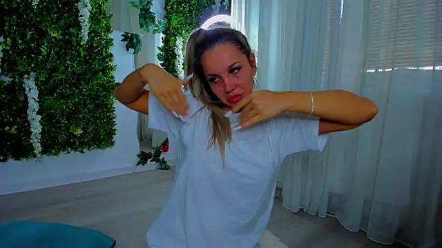 Snapshot of VivienCarter chatting on 14, 9, 2025 VivienCarter online show from 14, 9, 2025