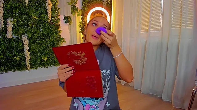 Snapshot of VivienCarter chatting on 13, 10, 2025 VivienCarter online show from 13, 10, 2025