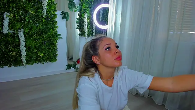 Snapshot of VivienCarter chatting on 13, 9, 2025 VivienCarter online show from 13, 9, 2025