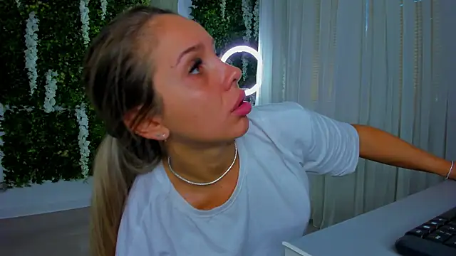 Snapshot of VivienCarter chatting on 18, 9, 2025 VivienCarter online show from 18, 9, 2025