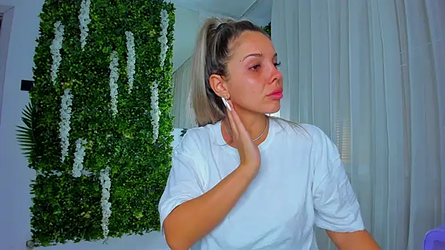 Snapshot of VivienCarter chatting on 6, 10, 2025 VivienCarter online show from 6, 10, 2025