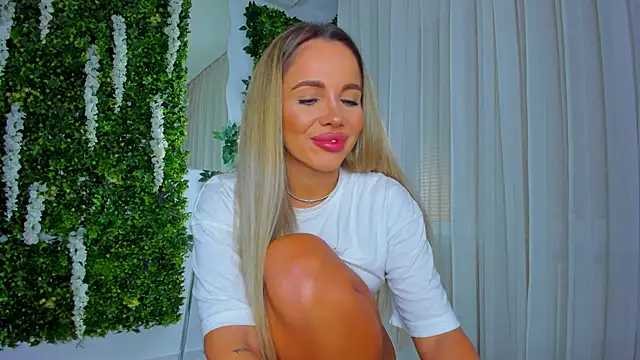 Snapshot of VivienCarter chatting on 8, 10, 2025 VivienCarter online show from 8, 10, 2025