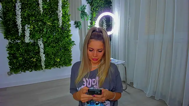 Snapshot of VivienCarter chatting on 20, 10, 2025 VivienCarter online show from 20, 10, 2025