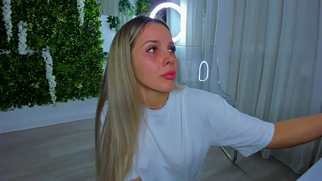 Snapshot of VivienCarter chatting on 25, 10, 2025 VivienCarter online show from 25, 10, 2025