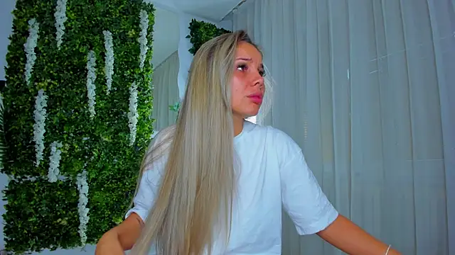 Snapshot of VivienCarter chatting on 3, 10, 2025 VivienCarter online show from 3, 10, 2025