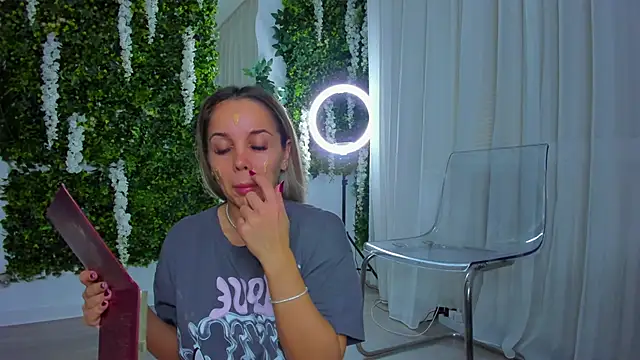 Snapshot of VivienCarter chatting on 24, 10, 2025 VivienCarter online show from 24, 10, 2025