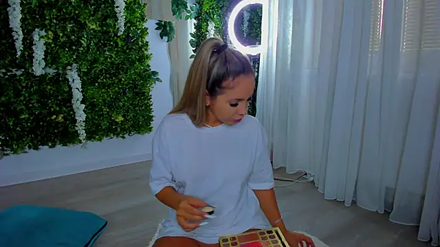 Snapshot of VivienCarter chatting on 15, 9, 2025 VivienCarter online show from 15, 9, 2025