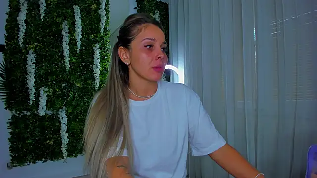 Snapshot of VivienCarter chatting on 4, 10, 2025 VivienCarter online show from 4, 10, 2025