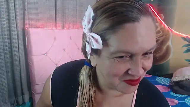 Snapshot of mom_son_dirty chatting on 1, 11, 2025 mom son dirty online show from 1, 11, 2025