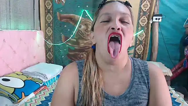 Snapshot of mom_son_dirty chatting on 5, 11, 2025 mom son dirty online show from 5, 11, 2025