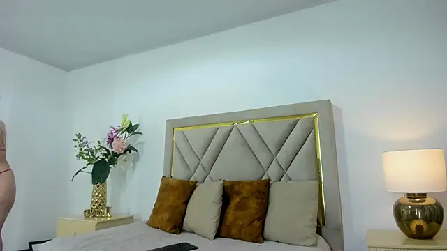 Snapshot of emily_queen2 chatting on 19, 2, 2026 emily queen2 online show from 19, 2, 2026