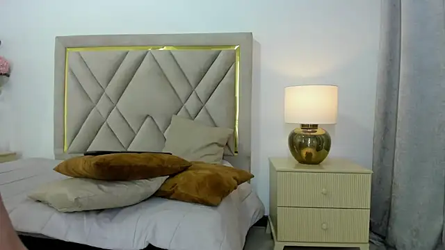 Snapshot of emily_queen2 chatting on 25, 2, 2026 emily queen2 online show from 25, 2, 2026