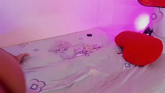 LoveBirds  1 online show from 13, 12, 2025