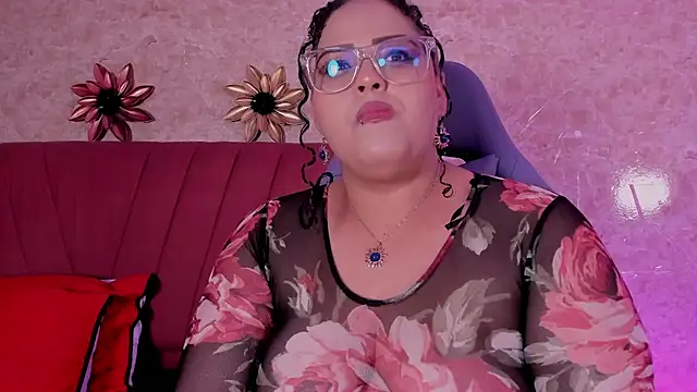 Snapshot of juli_2tyes chatting on 24, 10, 2025 juli 2tyes online show from 24, 10, 2025