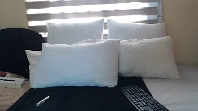 Snapshot of Foxybrownxx1 chatting on 1, 6, 2026 Foxybrownxx1 online show from 1, 6, 2026