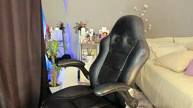 April Scarlett online show from 9, 2, 2025