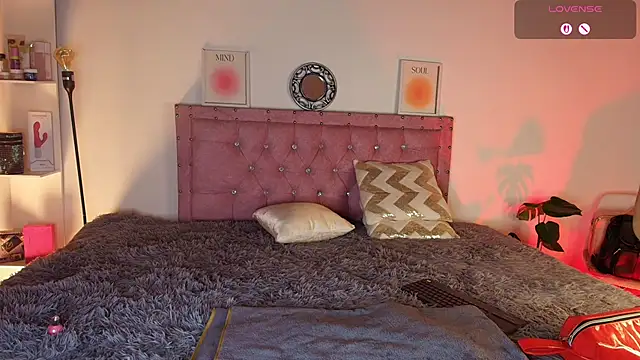 April Scarlett online show from 8, 11, 2025